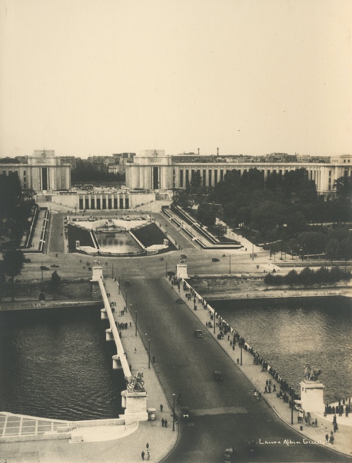 Photo Detail - Laure Albin-Guillot - Paris: Notre-Dame, le Sacré Cœur, le Pont Neuf, place des Pyramides, place de la Concorde, les Quais, la Tour Eiffel, Chaillot, le Pont Alexandre III Photo Detail - Laure Albin-Guillot - Paris: Notre-Dame, le Sacré Cœur, le Pont Neuf, place des Pyramides, place de la Concorde, les Quais, la Tour Eiffel, Chaillot, le Pont Alexandre III